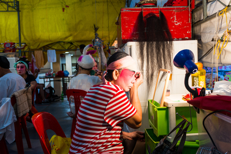 Asia Chinese Teochew Opera. Artiste putting on makeup, preparing for public performance. Traditional heritage arts.のeditorial素材