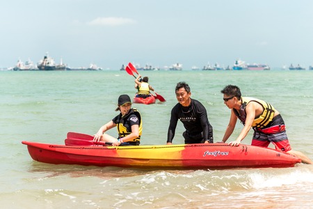 Group of active asian sportsmen sportswomen canoeingのeditorial素材