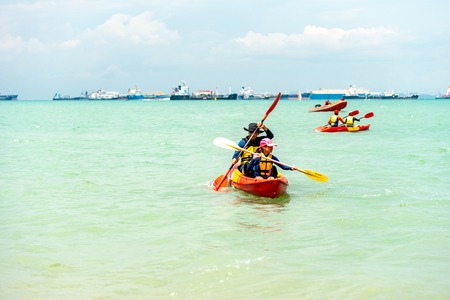 Group of active asian sportsmen sportswomen canoeingのeditorial素材