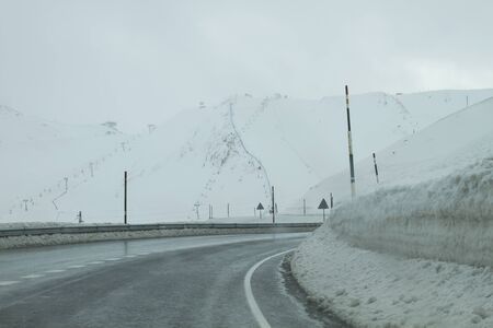 Clean mountain road in winterの写真素材