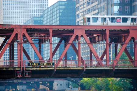 The CTA Train in Chicago, Illinois crossing river bridgeのeditorial素材