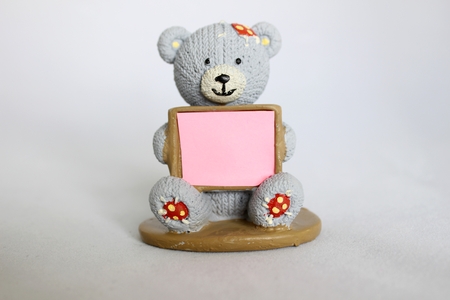 Bibelot ourson with blank sign to note what one wants to expressの写真素材