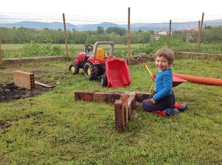 Toddler playing outdoorsの素材