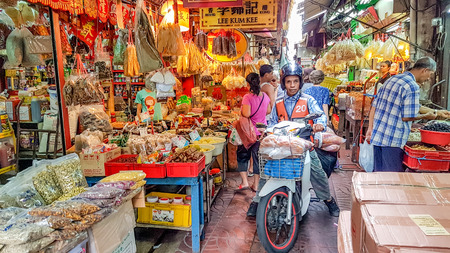 Local market in Chinatown, Bangkok, Thailand - August 15, 2017 Busy local market in Chinatown, Bangkok, Thailandのeditorial素材