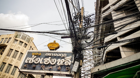 BANGKOK, THAILAND - AUGUST 15, 2017: Chaotic electricity cables on August 15, 2017  in Bangkok in Thailandのeditorial素材