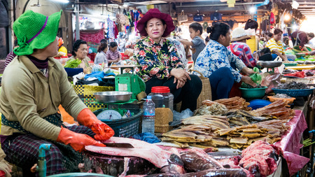 SIEM REAP, CAMBODIA - December 30th, 2017: Cambodian people selling food in the market of Siem Reap in difficult conditions.のeditorial素材