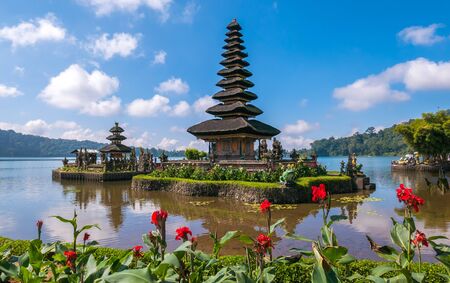 Temple on the lake - ulun danu Bratanの写真素材
