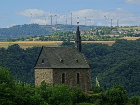No, wind power plants fit into the landscape. Or not. You can discuss renewable energies intensively ... and so should. Everything has advantages and disadvantages.の写真素材