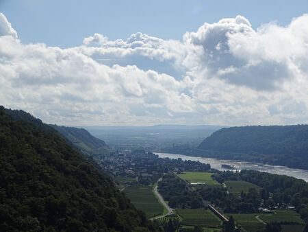 If you hike the Rheinsteig, you need about three weeks for the 330 km. Hiked in two parts, you share the holiday in Leutesdorf. Here is a nice view of the valley on the village.の写真素材