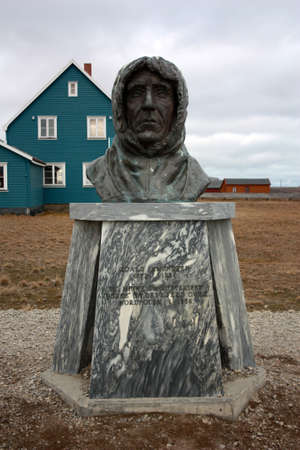 Large bust of Roald Amundsen in Ny-Ålesund on the island Spitsbergen, Svalbardのeditorial素材