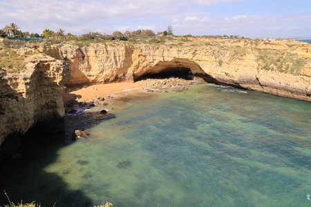 Rock arch on the cliff in the bay of Praia da Ponta Pequena - Ponta Pequena Beach, Algarve, Albufeira, Portugalの写真素材