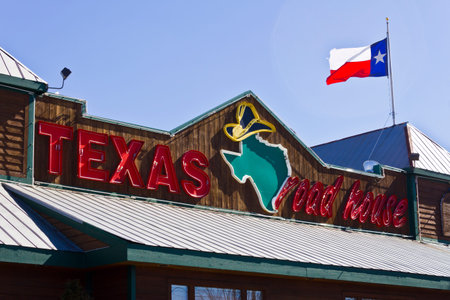 Indianapolis - Circa March 2016: Texas Roadhouse Restaurant Location. Texas Roadhouse is a Legendary Steak Restaurant Iのeditorial素材