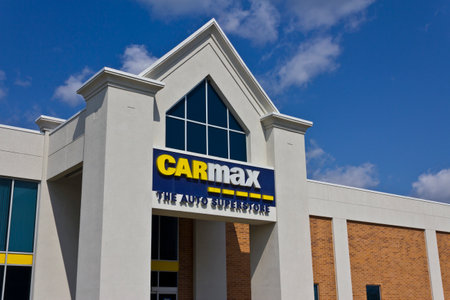 Indianapolis - Circa May 2016: CarMax Auto Dealership. CarMax is the Largest Used-Car Retailer in the US Iのeditorial素材