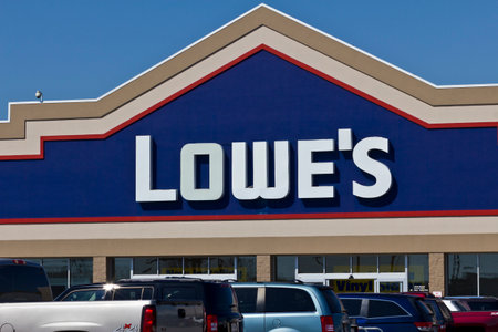 Indianapolis - Circa April 2016: Lowe's Home Improvement Warehouse. LoweÃ¢ï¿½ï¿½s Helps Customers Improve the Places They Call Home IIのeditorial素材