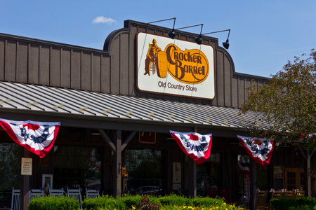 Indianapolis - Circa June 2016: Cracker Barrel Old Country Store Location. Cracker Barrel Serves Homestyle Food Vのeditorial素材