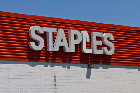 Indianapolis - Circa June 2016: Staples Inc. Retail Location. Staples is a Large Office Supply Company Iのeditorial素材