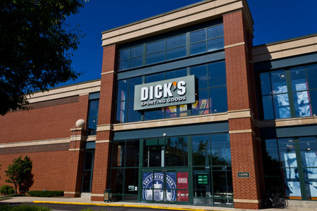 Indianapolis - Circa June 2016: Dick's Sporting Goods Retail Location. Dick's is an Authentic Full-Line Sporting Goods Retailer IIのeditorial素材