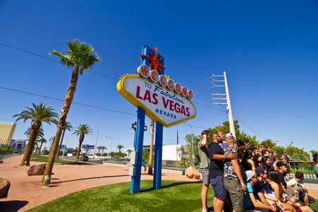 Las Vegas - Circa July 2016: A Group of Tourists Pose for a Photo in Front of the Famous Welcome to Fabulous Las Vegas Sign on the Strip IIIのeditorial素材