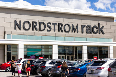 Indianapolis - Circa September 2016: Nordstrom Rack Strip Mall Location. Nordstrom is Known for its Service and Fashion IVのeditorial素材