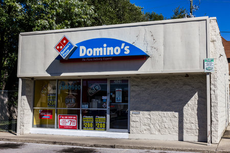 Indianapolis - Circa September 2016: Domino's Pizza Carryout Restaurant. Domino's has been named Chain of the Year three times IVのeditorial素材