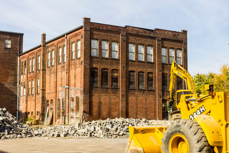 Kokomo - Circa October 2016: Former Automotive Warehouse Demolition. Old Rust Belt Factories Make Way for New Construction Iのeditorial素材