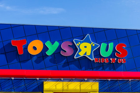 Indianapolis - Circa February 2017: Toys "R" Us Retail Strip Mall Location. Toys "R" Us is a Children's Toy Retailer IIのeditorial素材