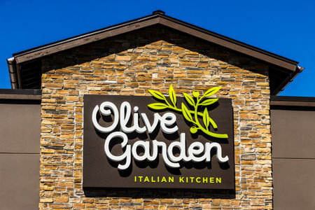 Muncie - Circa March 2017: Olive Garden Italian Restaurant. Olive Garden is a Division of Darden Restaurants Vのeditorial素材