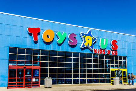 Muncie - Circa March 2017: Toys "R" Us Retail Strip Mall Location. Toys "R" Us is a Children's Toy Retailer IIIのeditorial素材