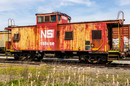 Fort Wayne - Circa April 2017: Norfolk Southern Railway Caboose Train. NS is a Class I railroad in the US and is listed as NSC IVのeditorial素材
