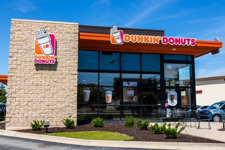 Indianapolis - Circa June 2017: Dunkin' Donuts Retail Location. Dunkin' is America's favorite every day, all-day stop for coffee and baked goods Vのeditorial素材