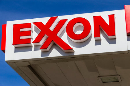 Indianapolis - Circa February 2017: Exxon Retail Gas Location. ExxonMobil is the World's Largest Oil and Gas Company Vのeditorial素材