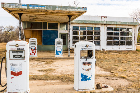 Nara Visa - Circa December 2017: Abandoned Chevron Gas and Service Station Iのeditorial素材