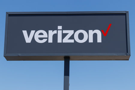 Muncie - Circa April 2018: Verizon Wireless Retail Location. Verizon delivers wireless, high-capacity fiber optics and 5G communications Vのeditorial素材