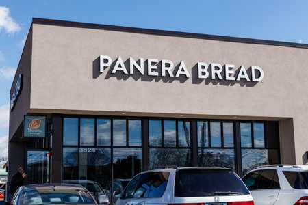 Indianapolis - Circa March 2019: Panera Bread Retail Location. Panera is a Chain of Fast Casual Restaurants Offering Free WiFi IIIのeditorial素材