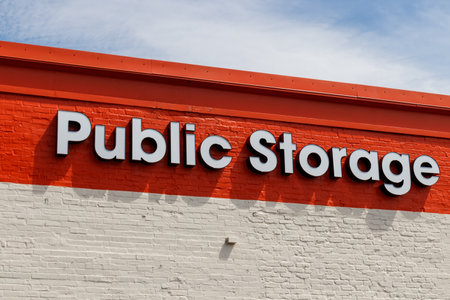 Chicago - Circa June 2019: Public Storage self storage location. Public storage is run as real estate investment trust (REIT) and provides moving services IIのeditorial素材