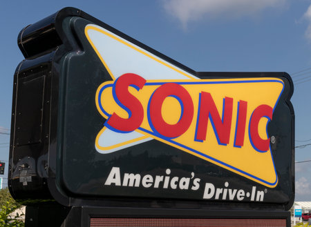 Kokomo - Circa August 2021: Sonic Drive-In Fast Food Location. Sonic is a Drive-In Restaurant Chain.のeditorial素材