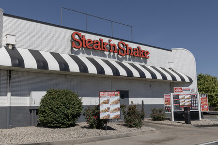 Noblesville - August 13, 2023: Steak 'n Shake fast casual restaurant chain. Steak 'n Shake is located in the Midwest and Southern U.S.のeditorial素材