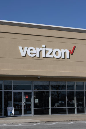 Greenwood - March 16, 2024: Verizon Wireless Retail Location. Verizon delivers wireless, high-capacity fiber optics and 5G communications.のeditorial素材