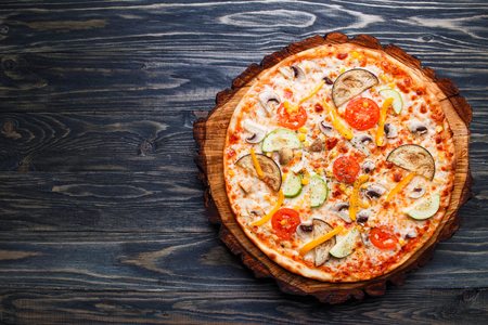 Delicious fresh vegetarian pizza with tomato, zucchini, eggplantの写真素材