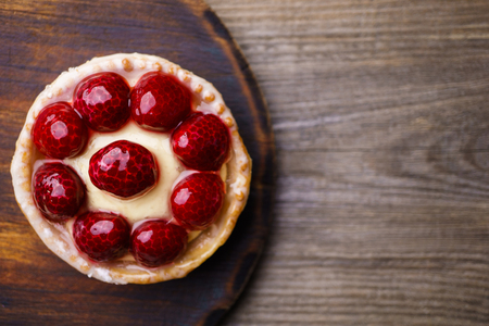 Seasonal raspberry and cream cheese berry tartの写真素材