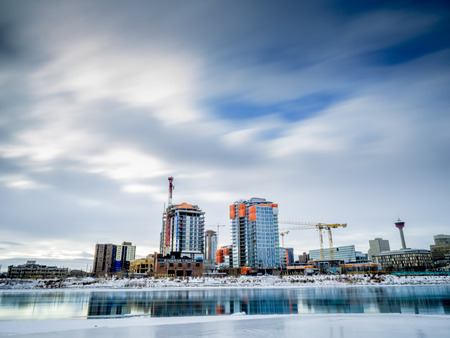 Bow river and Calgary skyline in winter.のeditorial素材