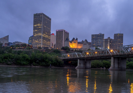 EDMONTON, CANADA - MAY 20: Panorama of Edmonton's skyline at dusk on May 20, 2016 in Edmonton, Alberta. The Saskatchewan River is in the foreground and a traffic bridge is on the right.のeditorial素材