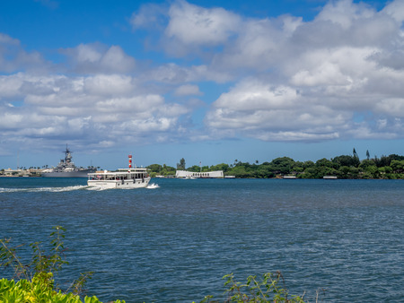 OAHU, HI - AUG 5, 2016: Ferry travelling to the USS Arizona Memorial on August 5, 2016 in Pearl Harbor, USA. Memorial marks resting place of sailors who died when the USS Arizona was sunk by Japan.のeditorial素材