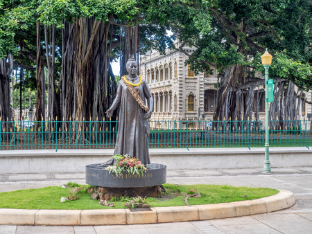 HONOLULU, HI - AUG 6: Queen Lili'uokalani Statue outside of the Hawaii State Capitol Building in Honolulu, Hawaii on August 6, 2016. Queen Liliuokalani was the last monarch of the Hawaiian islands.のeditorial素材