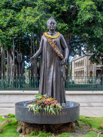 HONOLULU, HI - AUG 6: Queen Lili'uokalani Statue outside of the Hawaii State Capitol Building in Honolulu, Hawaii on August 6, 2016. Queen Liliuokalani was the last monarch of the Hawaiian islands.のeditorial素材