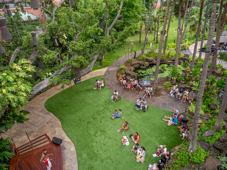 HONOLULU, HI - AUG 6: Entertainment in the Garden courtyard of the Royal Hawaiian Shopping Centre on August 6, 2016 in Honolulu. Waikiki tourists enjoy the many stores and restaurants.のeditorial素材