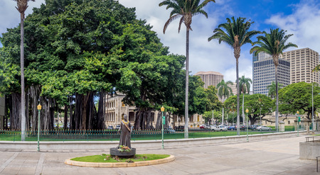 HONOLULU, HI - AUG 6: Queen Lili'uokalani Statue outside of the Hawaii State Capitol Building in Honolulu, Hawaii on August 6, 2016. Queen Liliuokalani was the last monarch of the Hawaiian islands.のeditorial素材