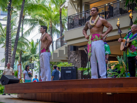 HONOLULU, HI - AUG 6: Entertainment in the Garden courtyard of the Royal Hawaiian Shopping Centre on August 6, 2016 in Honolulu. Waikiki tourists enjoy the many stores and restaurants.のeditorial素材