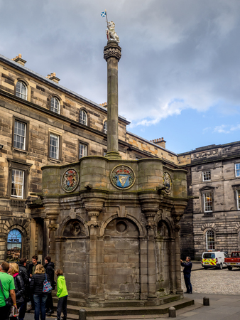 EDINBURGH, SCOTLAND - JULY 26: The Mercat Cross of Edinburgh stands in Parliament Square on July 26, 2017. It is next to St Giles' Cathedral, facing the High Street in the Old Town of Edinburghのeditorial素材