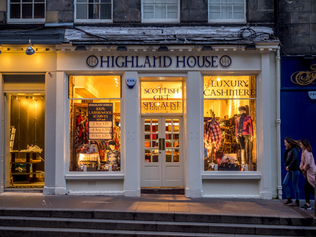 EDINBURGH, SCOTLAND - JULY 28: Tourist shops along the Royal Mile on July 28, 2017 in Edinburgh, Scotland. There are many such shops on the Royal Mile serving tourists with kilts, shirts, etc.のeditorial素材